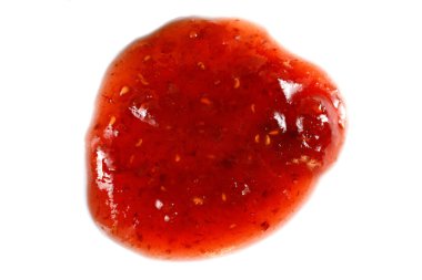 Beyaz karantinaya bir damla ahududu reçeli. Beyaz arkaplanda yalıtılmış çilek reçeli sosu