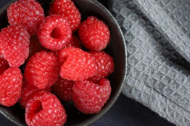 Bir kasede ahududu. İştah açıcı kırmızı ahududu.