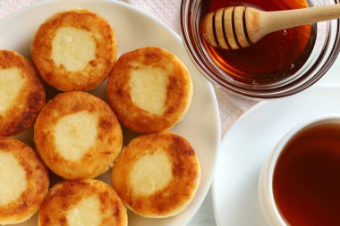 Ballı kremalı börek ve çay. Geleneksel kahvaltı. Parlak bir masada yemek..