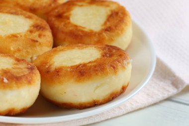 Beyaz bir tabakta kaymaklı börek. Hafif ve lezzetli bir kahvaltı. Fotoğraf ışık stili.