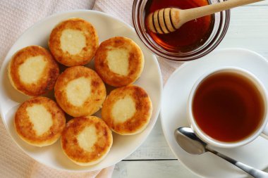 Ballı kremalı börek ve çay. Geleneksel kahvaltı. Parlak bir masada yemek..