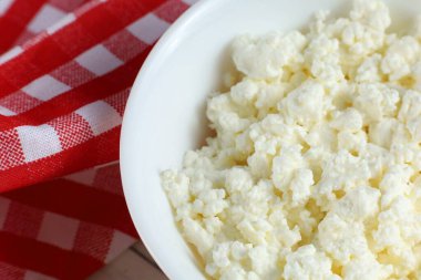 Beyaz kasede ev yapımı peynir..