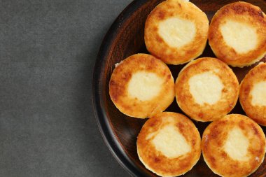 Tabakta kaymaklı börek. Tatlı, lezzetli süzme peynir krepleri.