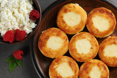 Kaymaklı börek ve ahududu. Lezzetli kahvaltı ve sağlıklı yemek. Üst görünüm