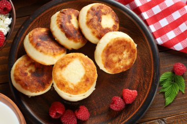 Kaymaklı börek ve ahududu. Peynirli börek, krep veya şurup.