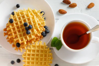 Çay ve böğürtlenli Belçika waffle 'ı. Geleneksel yaban mersinli Belçika waffleları