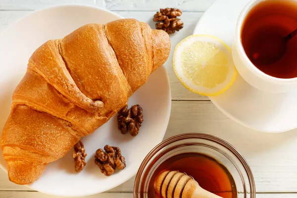 Croissant Com Chá Mel Uma Mesa Branca Café Manhã Vista — Fotografia de Stock