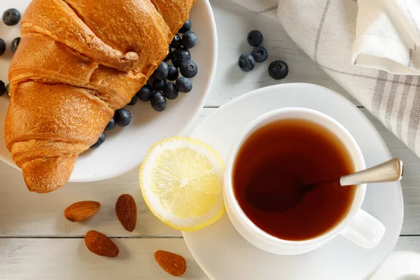 Croissant Com Chá Uma Mesa Branca Conceito Estilo Vida Saudável — Fotografia de Stock
