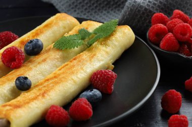 Ahududu ve yaban mersinli krep. Geleneksel kahvaltı ve yemek.