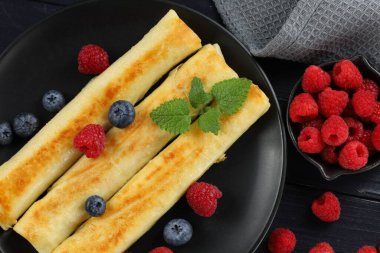 Ahududu ve yaban mersinli krep. Geleneksel kahvaltı ve yemek.