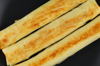 Krep siyah bir tabakta yuvarlanıyor..