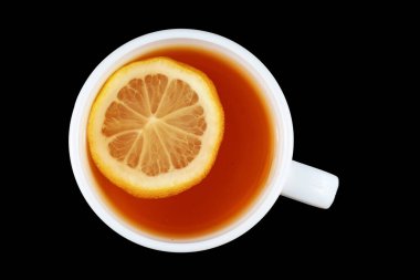Beyaz bardakta limonlu çay. Siyah arkaplanda çay