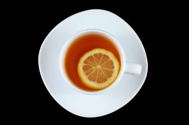 Beyaz bardakta limonlu çay. Siyah arkaplanda çay