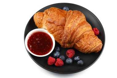 Reçelli ve dutlu kruvasan. Geleneksel kahvaltı. Lezzetli kahvaltı - taze kruvasan, reçel ve ahududu