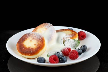 Yoğurtlu veya kremalı süzme peynirli börek