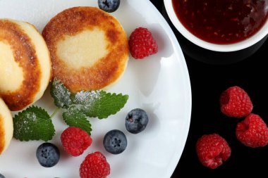 Böğürtlenli, süzme peynirli börek..