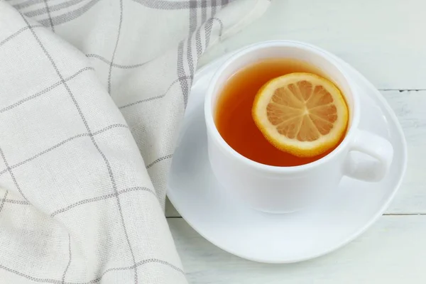 Egy Csésze Teát Citrommal Asztalon — Stock Fotó
