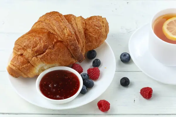 Croissant Med Sylt Och Bär Traditionell Frukost Läcker Frukost Färsk — Stockfoto