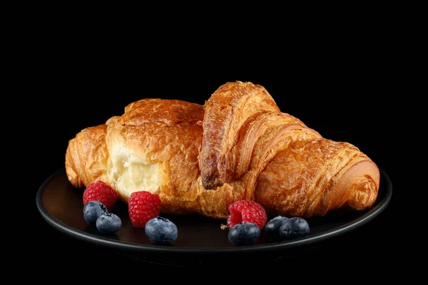 Croissant Bogyókkal Egy Fekete Tányéron — Stock Fotó