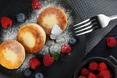 Ahududulu süzme peynirli börek. Geleneksel kahvaltı. Lezzetli ve sağlıklı yemekler..