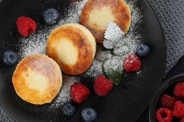 Kremalı börek ve böğürtlen tabağı. Süzme peynirli börek.