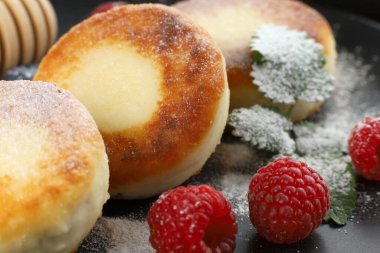 Ahududulu süzme peynirli börek. Çiftçi peynirli krep sirniki veya şurup.