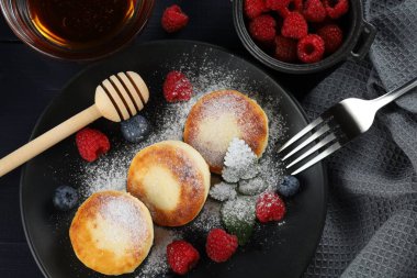 Kremalı börek ve böğürtlen tabağı. Süzme peynirli börek.