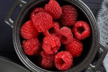 Bir kasede ahududu böğürtleni.