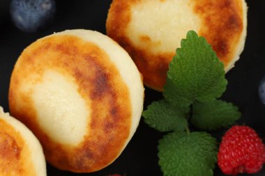 Kremalı börek ve böğürtlen tabağı. Süzme peynirli börek.