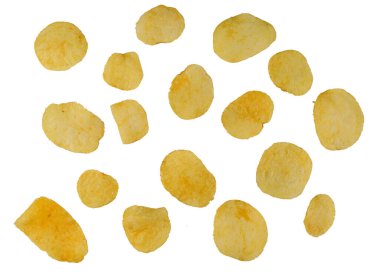 Beyaz izolasyonda çok çip var. Patates cipsi.