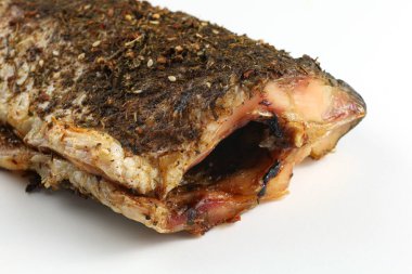 Masada pişmiş balık. Fırında sazan beyazı izole edilmiş..