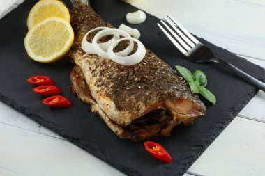 Masada pişmiş balık. Fırında sazan. Akşam yemeğinde balık.