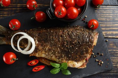 Kızarmış balık yemeği. Balıklı diyet. Lezzetli ve sebzeli balık.