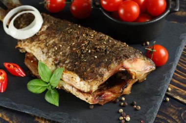 Masada pişmiş balık. Fırında sazan. sebzeli fırında balık