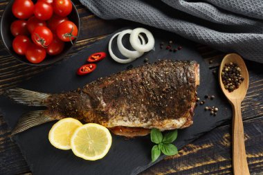 Sebzeli, domatesli ve limonlu sazan balığı.