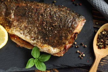 Kızarmış sazan balığı masada..