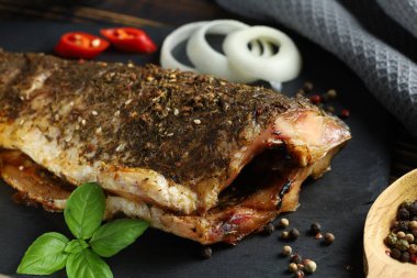 Masada pişmiş balık. Fırında sazan..