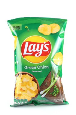 LVIV, UKRAINE - 23 Eylül 2022: Yeşil soğanlı patates cipsi