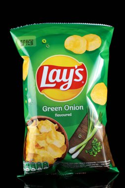 LVIV, UKRAINE - 23 Eylül 2022: Yeşil soğanlı patates cipsi