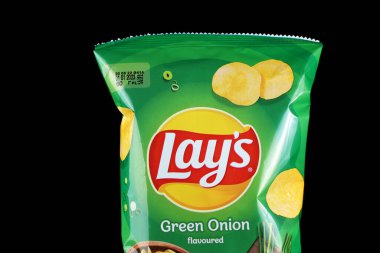 LVIV, UKRAINE - 23 Eylül 2022: Yeşil soğanlı patates cipsi