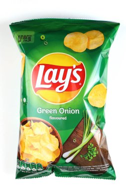 LVIV, UKRAINE - 23 Eylül 2022: Yeşil soğanlı patates cipsi