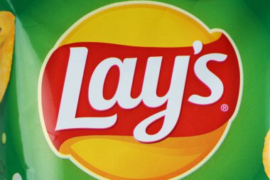 LVIV, UKRAINE - 23 Eylül 2022: Yeşil soğanlı patates cipsi