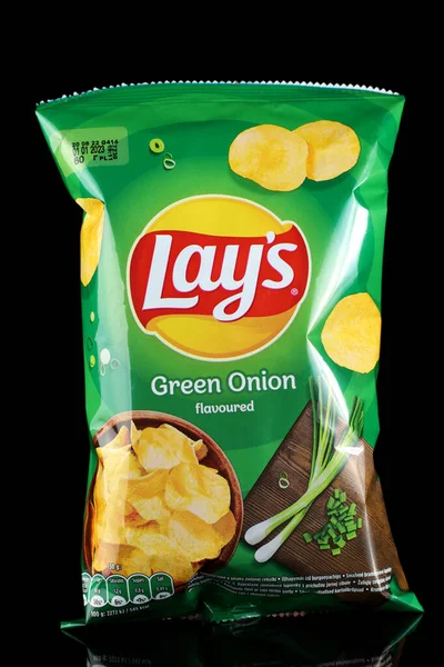 LVIV, UKRAINE - 23 Eylül 2022: Yeşil soğanlı patates cipsi