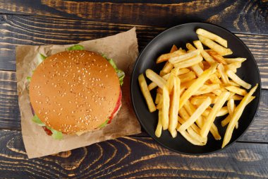 Hamburger, marul, domates, peynir ve pirzola..