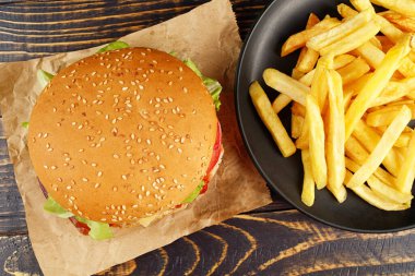 Patates kızartmalı burger..