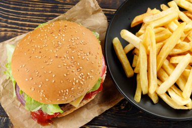 Patates kızartmalı burger..