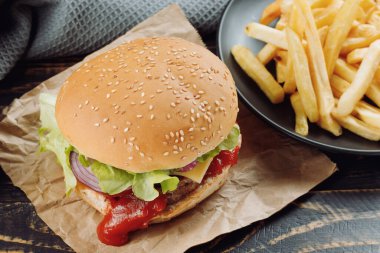 Ev yapımı güzel bir çizburger. Yakın plan..