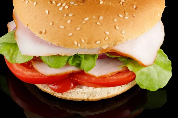 Burger Mit Fleisch Salat Käse Und Tomaten Aus Nächster Nähe — Stockfoto