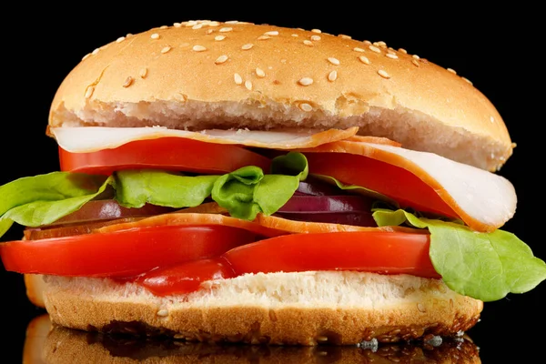 Lekkere Hamburger Close Zelfgemaakte Rundvleesburger Met Tomaat Kaas Rundvlees Salade — Stockfoto
