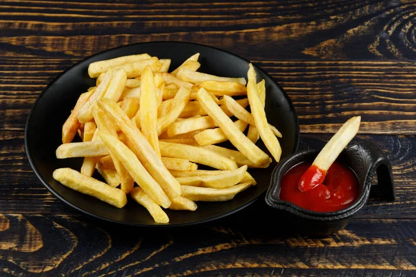 Frietjes Een Zwarte Plaat Met Saus Lekkere Gebakken Aardappelen — Stockfoto